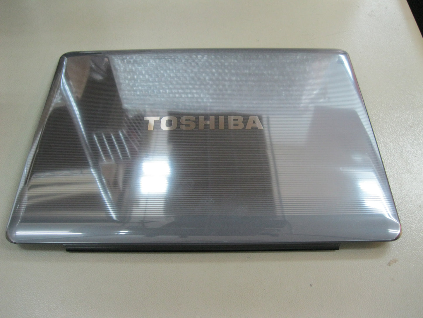 LCD BACK COVER TOSHIBA COBERTOR DE LA PANTALLA V000120100-RB